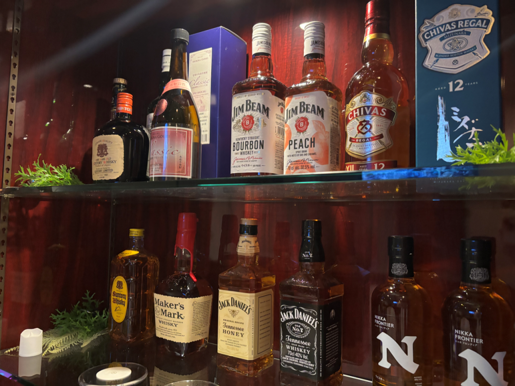 低料金、飲み放題歌い放題、スポーツウーマンのママがいる宮崎市繁華街ニシタチのスナックAUG.楽しい語りの場